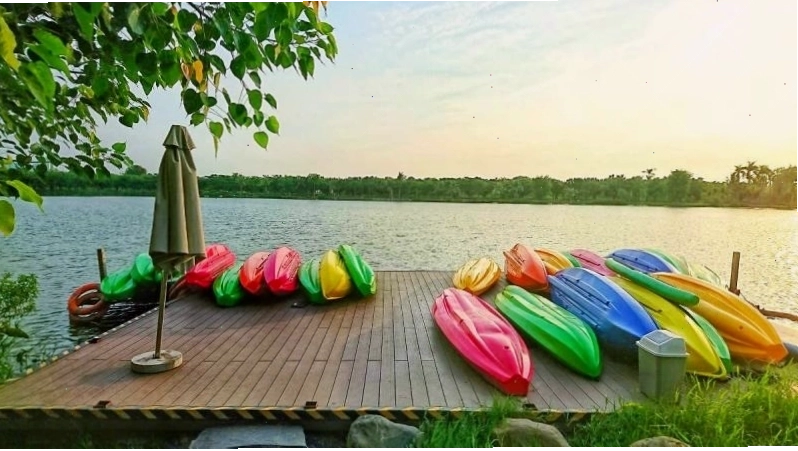 Trải nghiệm chèo thuyền Kayak thú vị tại Công viên Hồ Thiên Nga Ecopark