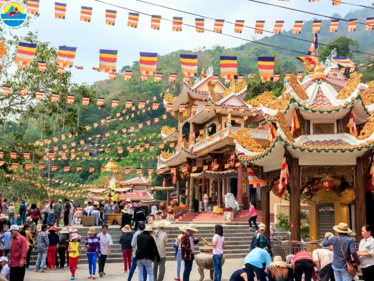 Trải nghiệm đi cáp treo lên đỉnh Núi Bà Đen
