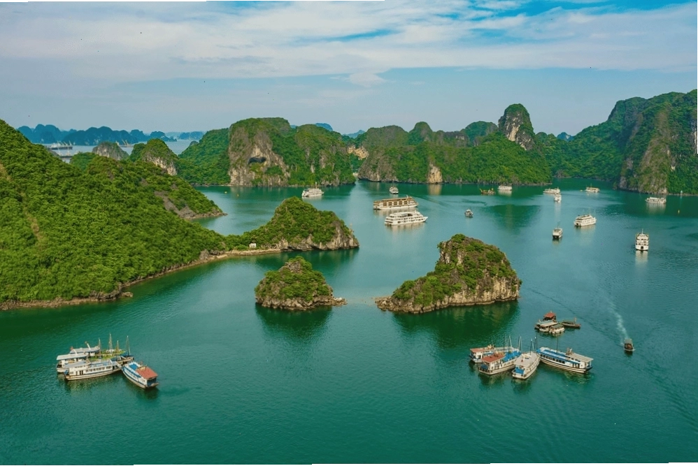 Trải nghiệm đi du thuyền ngắm cảnh quanh Vịnh Hạ Long