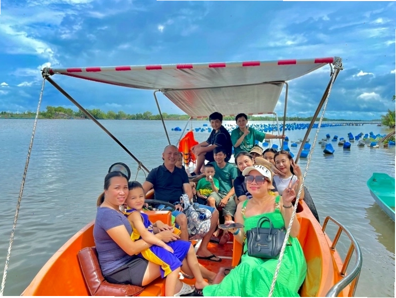 Trải nghiệm đi thuyền khám phá Farmstay Đất Cù Lao