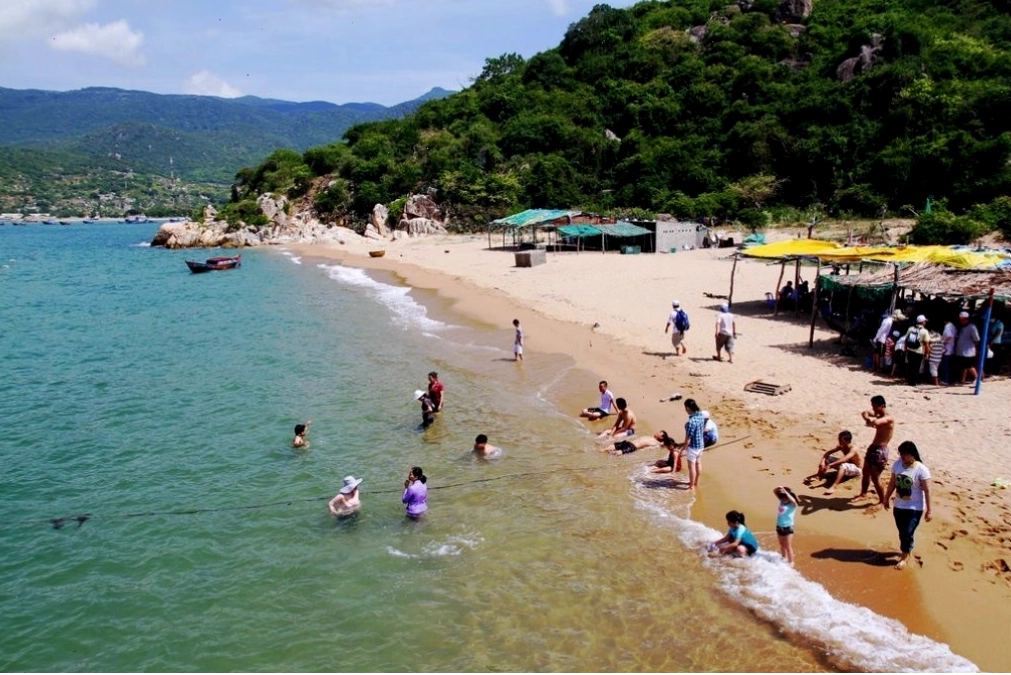 Trải nghiệm tắm biển và các trò chơi dưới nước tại biển Ninh Chữ