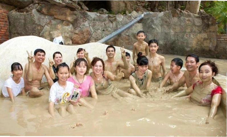 Trải nghiệm tắm bùn khoáng tại suối nước nóng Kim Bôi