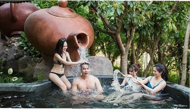 Trải nghiệm tắm khoáng với trà và các dưỡng chất tại Núi Thần Tài