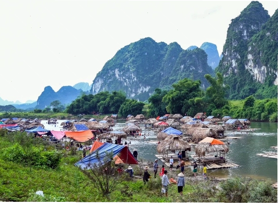 Trải nghiệm tắm suối tại Suối Nà B"ờ