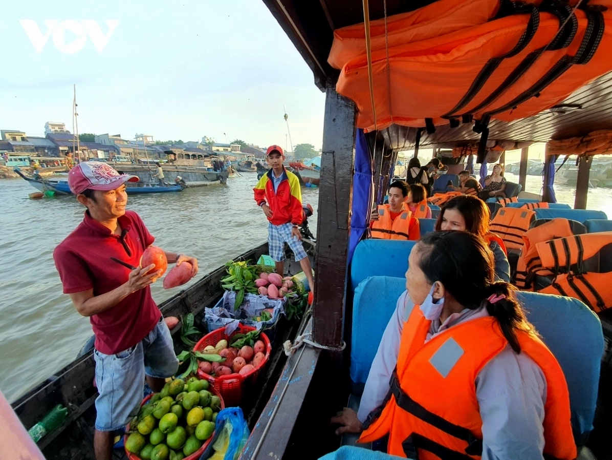 Trải nghiệm tát mương bắt cá tại Làng Du Lịch Sinh Thái Mỹ Khánh