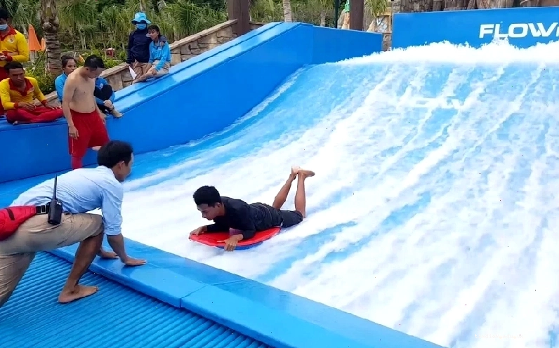 Trải nghiệm trò chơi Phi Long Cưỡi Sóng tại Aquatopia