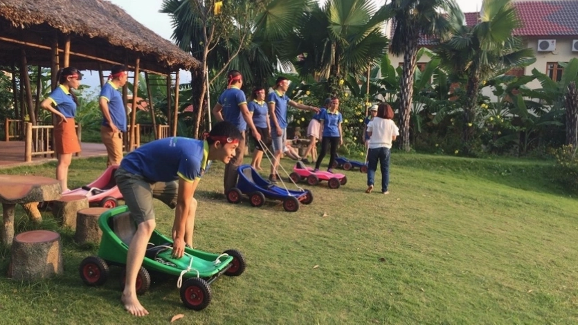 Trải nghiệm trượt cỏ đầy thú vị tại Vườn Vua Resort