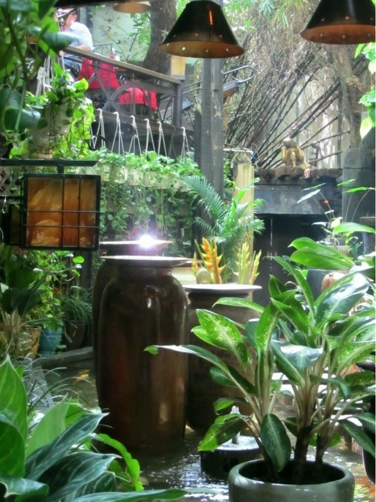 Trầm Cafe nổi bật với không gian xanh mát và yên tĩnh như một ốc đảo