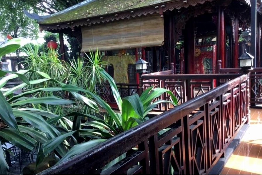 Trân Châu Homestay với kiến trúc cổ điển và sân vườn rộng rãi