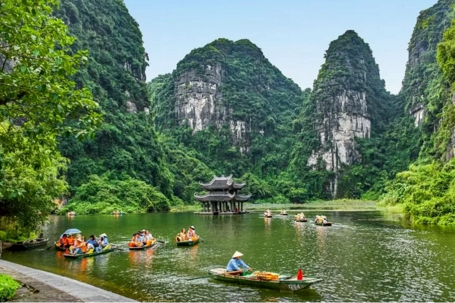 Tràng An, địa điểm du lịch miền Bắc 2 ngày 1 đêm thu hút nhiều du khách bởi vẻ đẹp ngoạn mục của núi đá vôi và sông nước