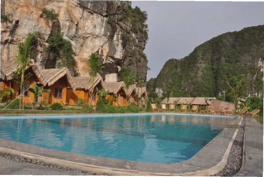 Tràng An Valley Retreat với không gian hồ sen và núi đá vôi