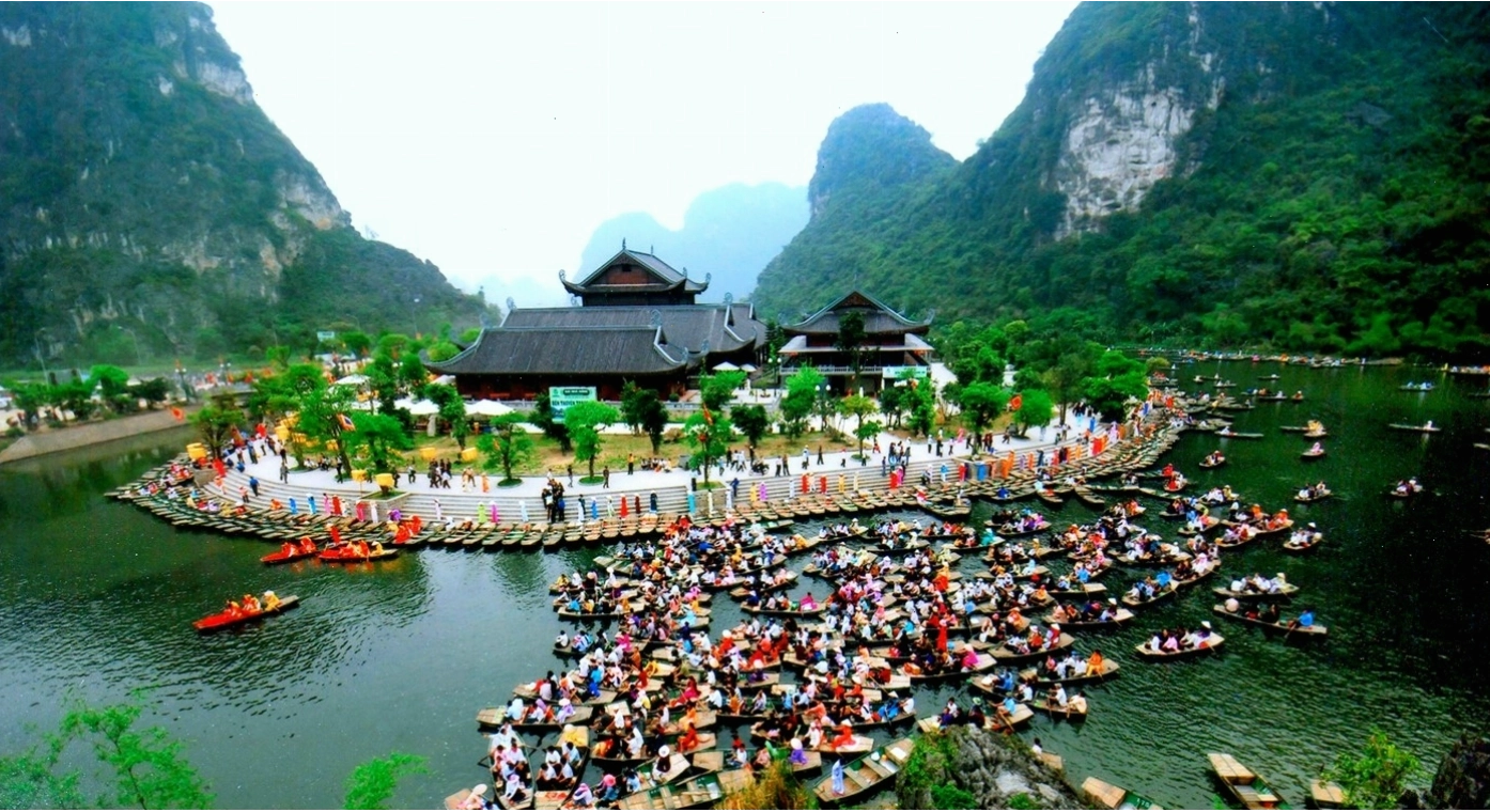 Tràng An với những dãy núi đá vôi hùng vĩ và dòng nước trong xanh