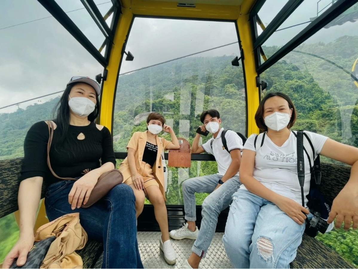 Trang phục thoải mái, năng động khi đi cáp treo tham quan núi Bà Đen