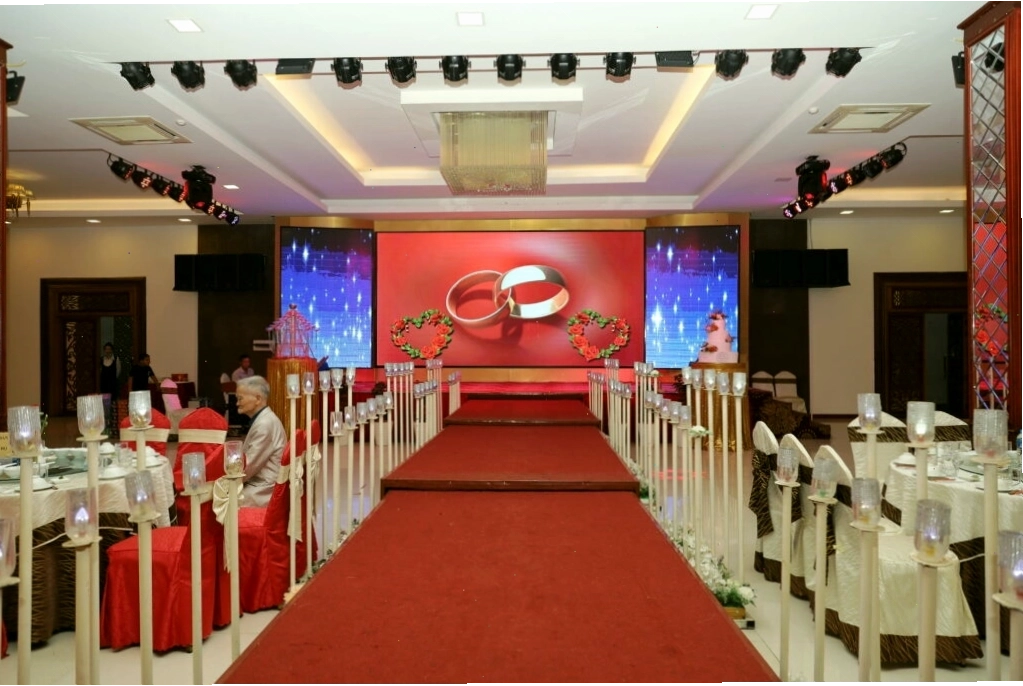 Trang trí hoa lãng mạn cho tiệc cưới tại Pleiku Palace