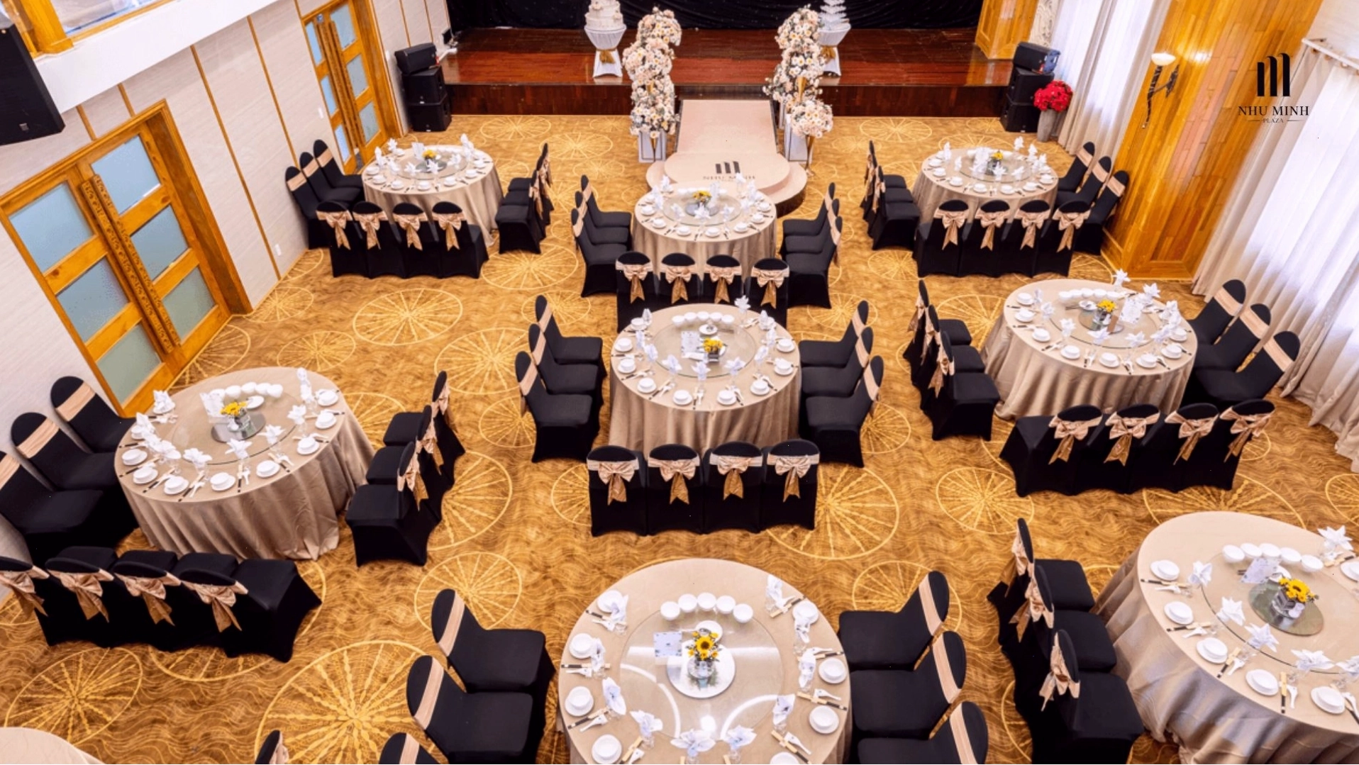 Trang trí sảnh tiệc cưới tại Nhu Minh Plaza với hoa tươi và ánh sáng lung linh