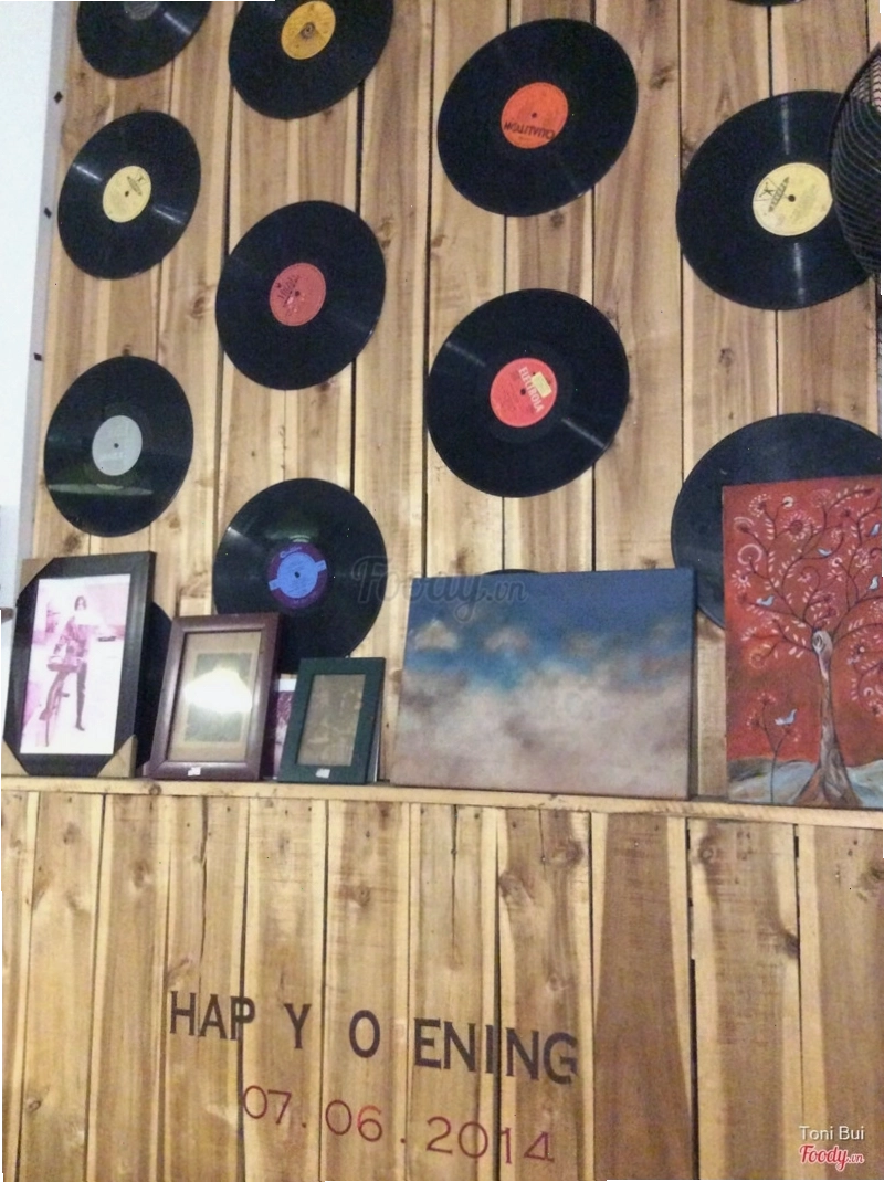 Trang trí tầng 1 Rauta House Cafe với phong cách rustic ấm cúng