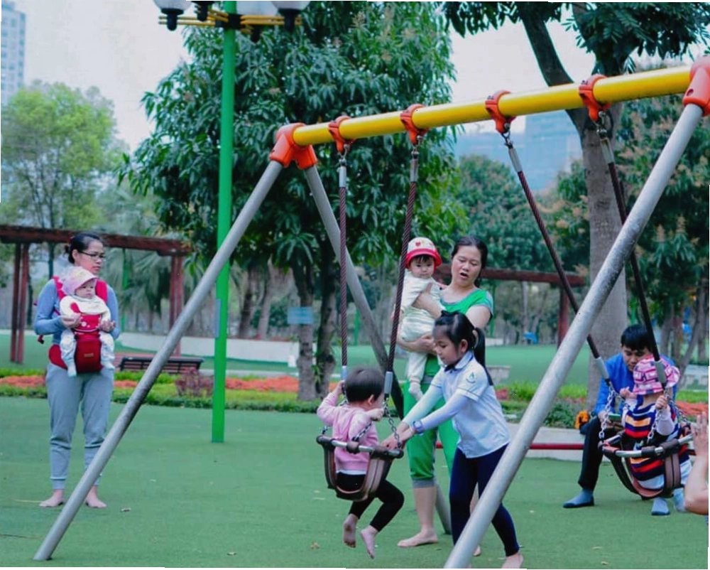 Trẻ em đang vui chơi với các thiết bị hiện đại tại khu vui chơi của công viên.