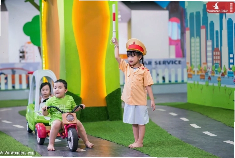 Trẻ em hào hứng khám phá tại khu vui chơi giáo dục VinKE
