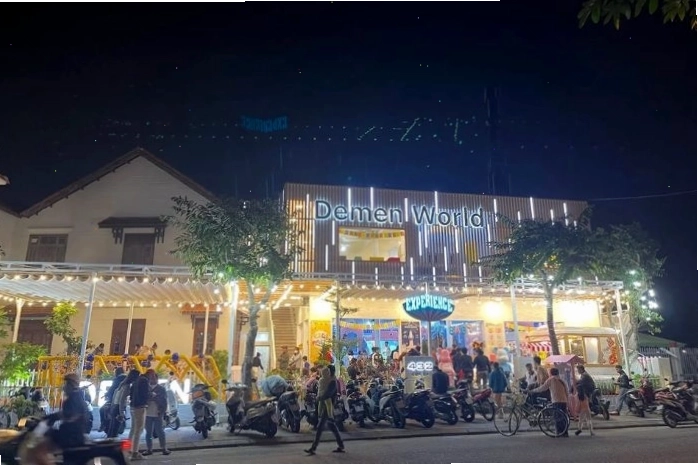 Trẻ em tham gia trò chơi tại khu vui chơi Dế Mèn Hội An