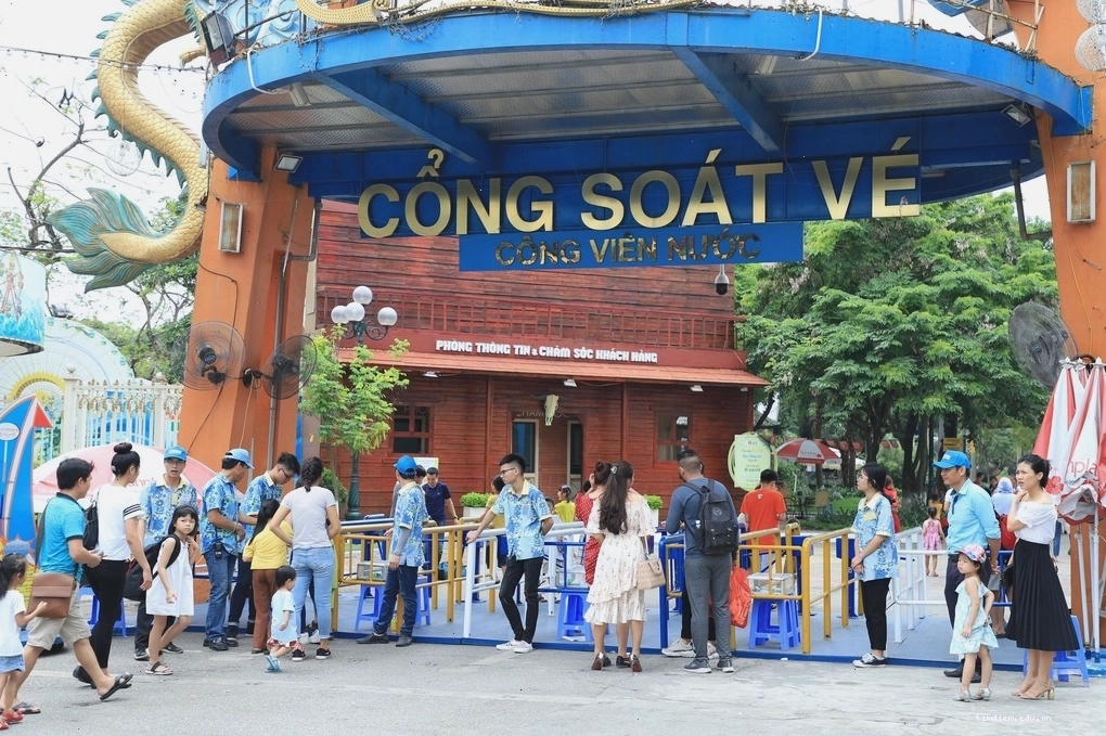 Trẻ em thích thú với các trò chơi trượt nước tại Công viên Nước Hồ Tây