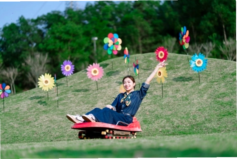 Trẻ em thích thú với trò chơi chèo thuyền Kayak tại khu vui chơi Anh Phát