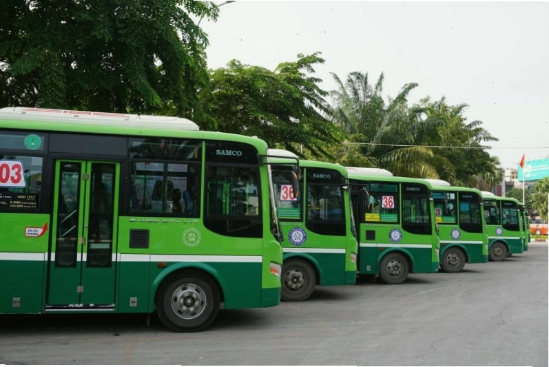 Trẻ em thích thú vui chơi tại khu vực nhà phao liên hoàn ở Suối Mơ