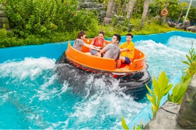 Trẻ em thích thú vui đùa tại Công viên Nước Sun World Hạ Long