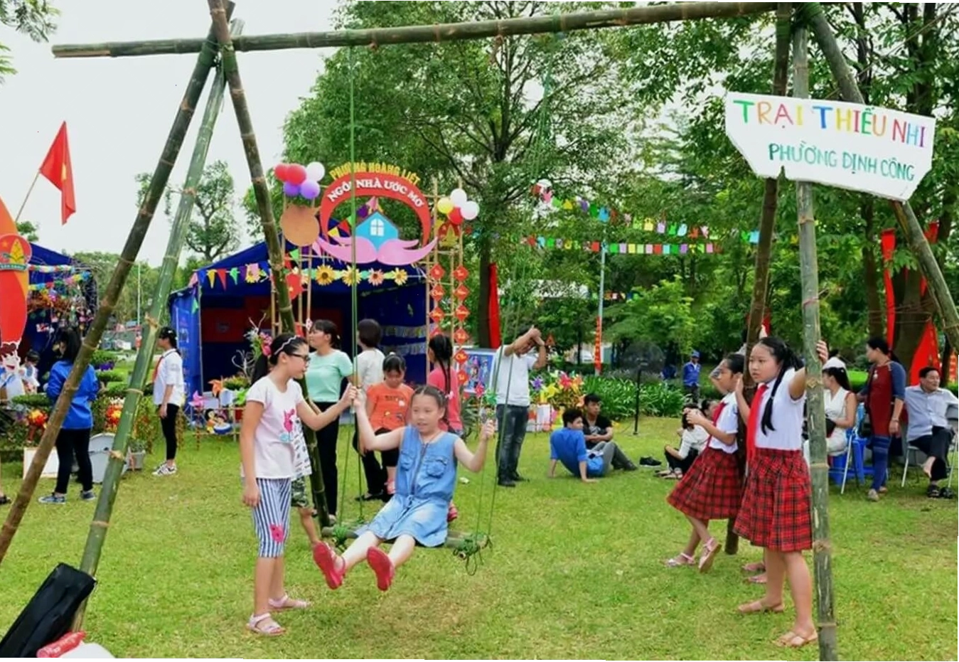Trẻ em vui chơi tại Công viên Yên Sở