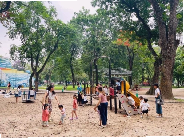 Trẻ em vui chơi tại khu vực dành riêng trong Công viên Thống Nhất