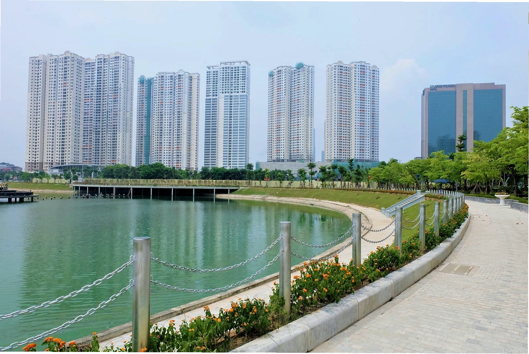 Trẻ em vui chơi tại khu vực sân chơi công cộng