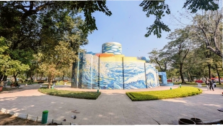 Trẻ em vui chơi và khám phá tại Nhà Gương kỳ ảo