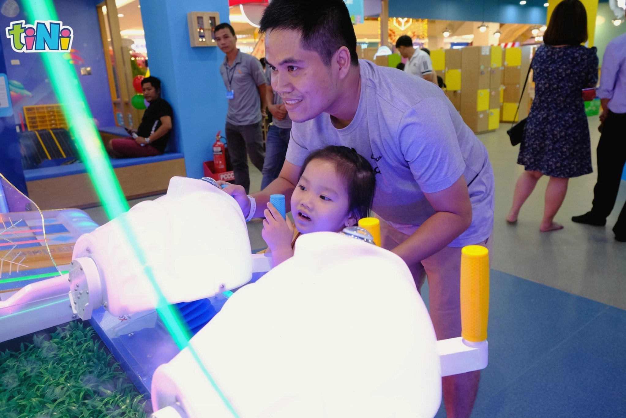 Trẻ em vui đùa tại khu vui chơi trong nhà ở Hà Đông