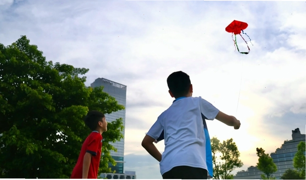 Trẻ em vui đùa trong không gian xanh mát của công viên