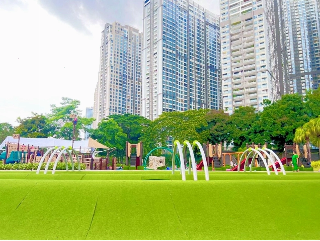 Trẻ em vui đùa trong khu vực công viên