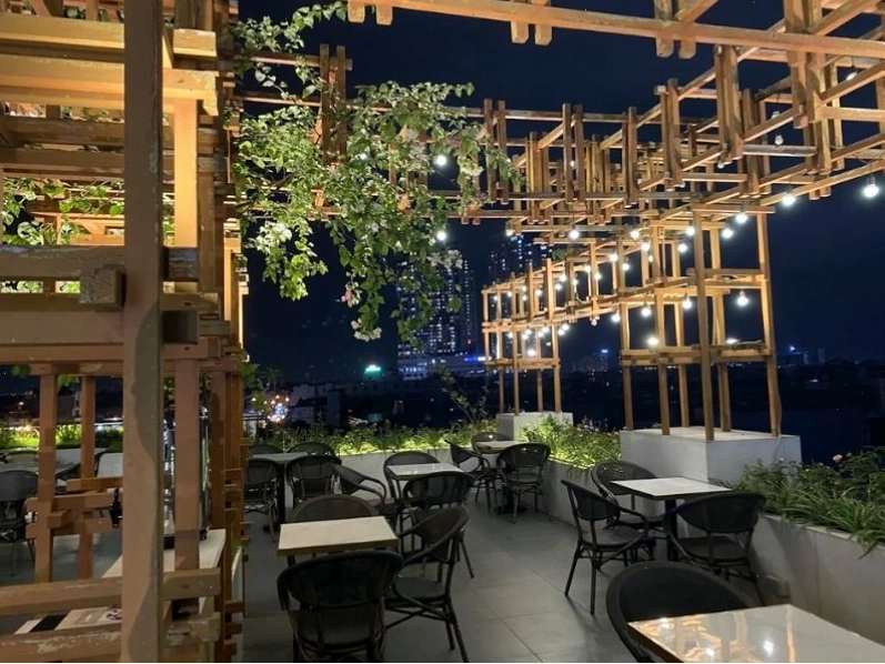 Treeving Coffee với không gian ngoài trời thoáng mát và view đẹp nhìn ra sông Hồng