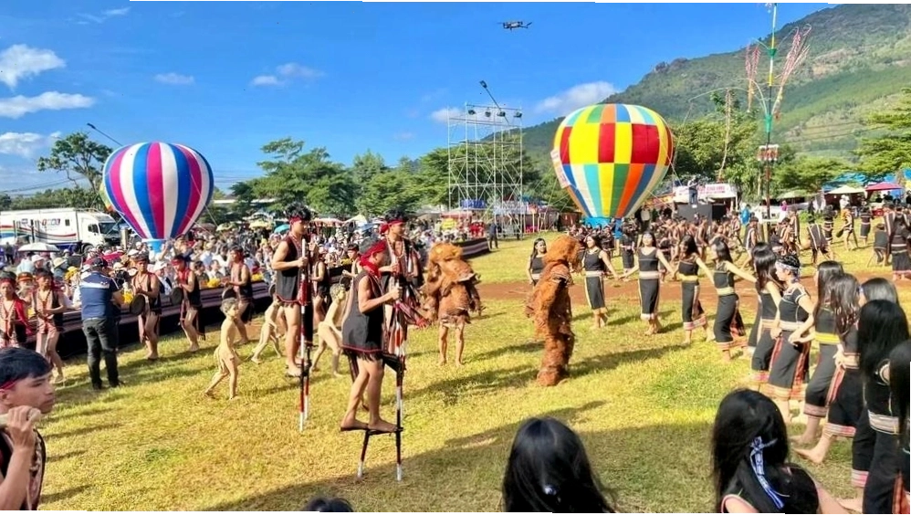 Trò chơi dân gian, thi giã gạo và các môn thể thao truyền thống thu hút đông đảo du khách