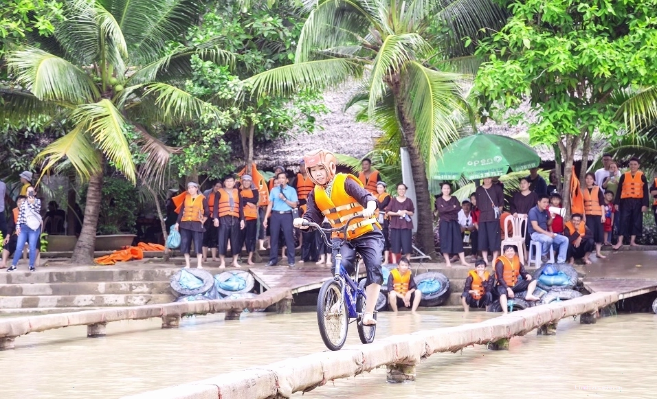 Trò chơi đạp xe qua cầu khỉ tại Lan Vương
