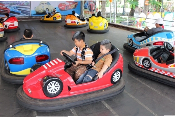 Trò chơi xe điện đụng sôi động tại Công viên Thỏ Trắng