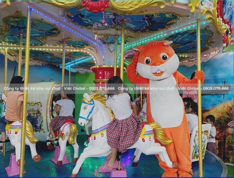 Trò đu quay ngựa gỗ được nhiều em nhỏ yêu thích tại khu vui chơi Sóc Nhí