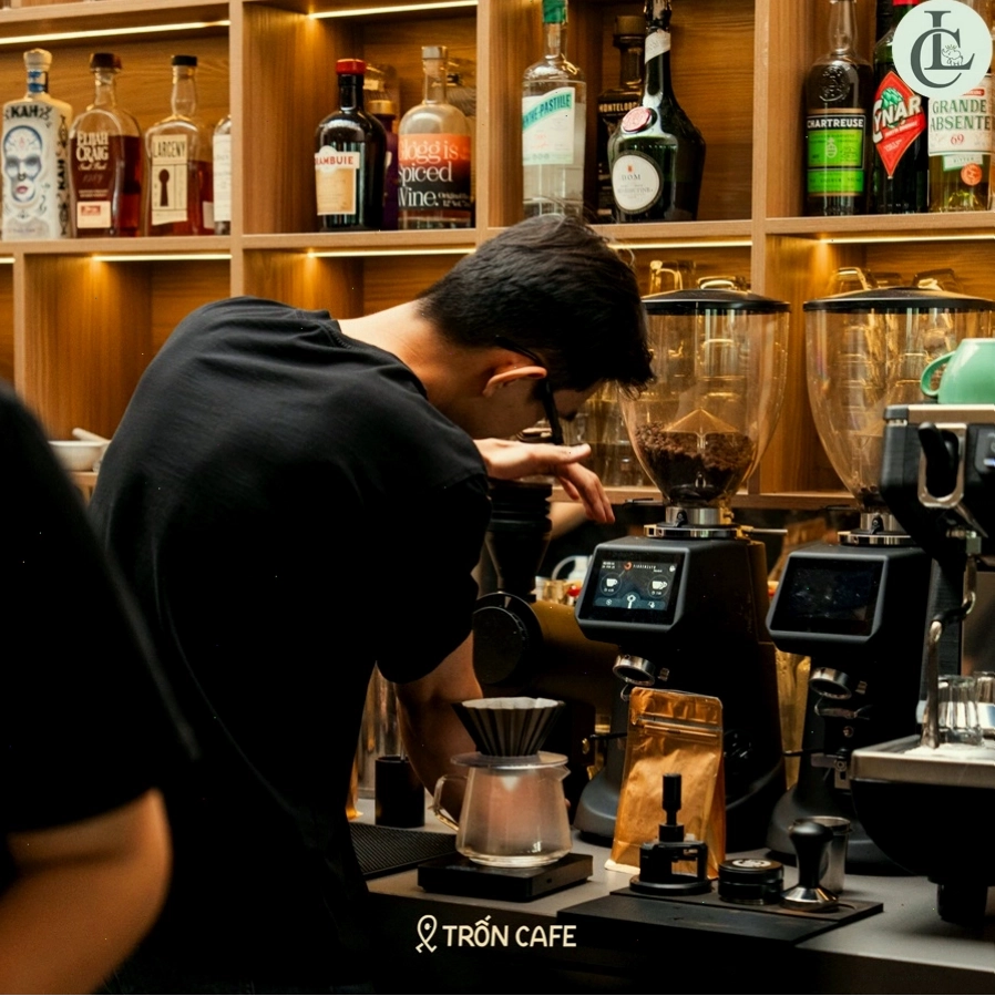 Trốn Cafe với ánh sáng vàng dịu tạo cảm giác ấm cúng