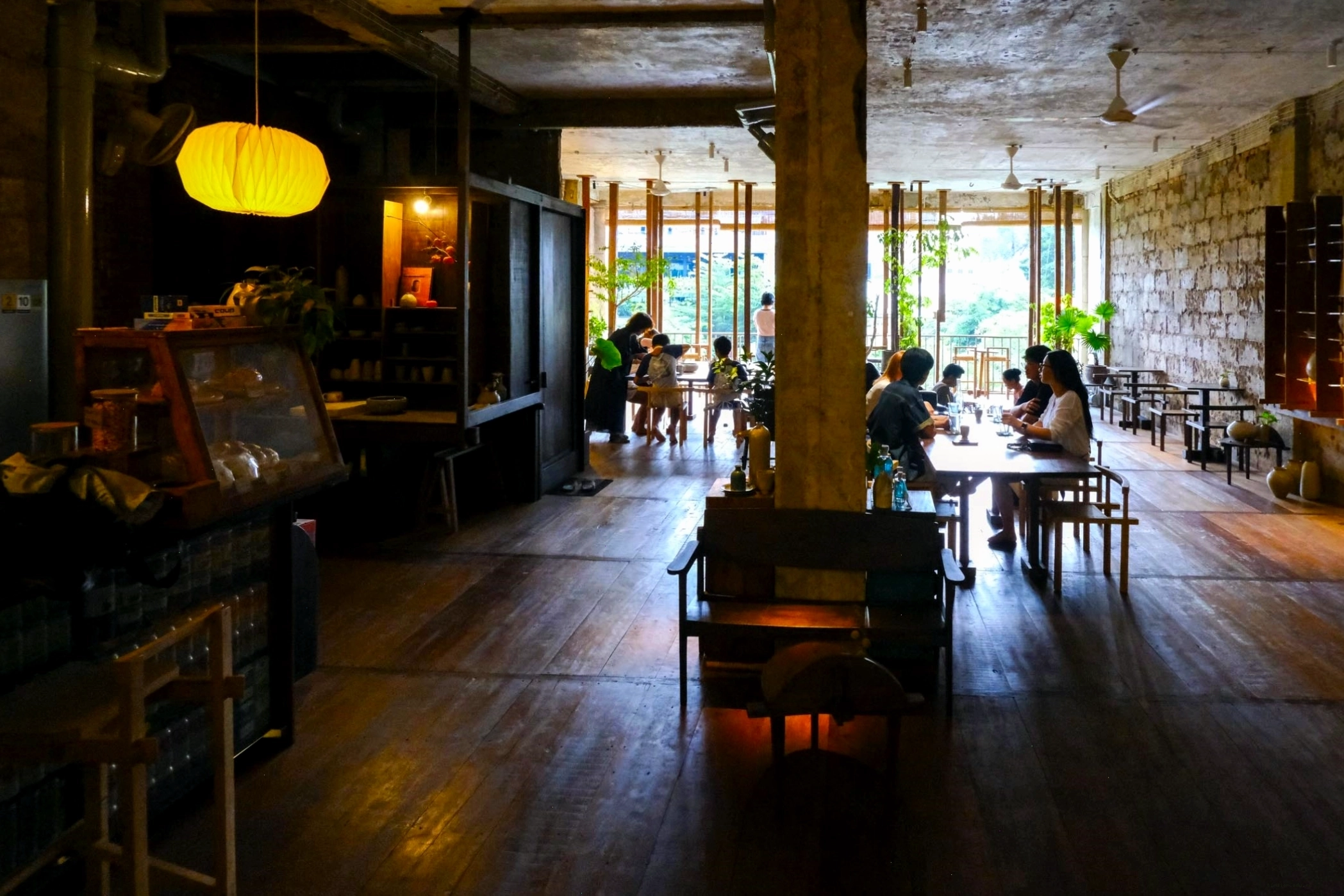 Trưng bày sản phẩm thủ công mỹ nghệ tại The Cafe Apartment