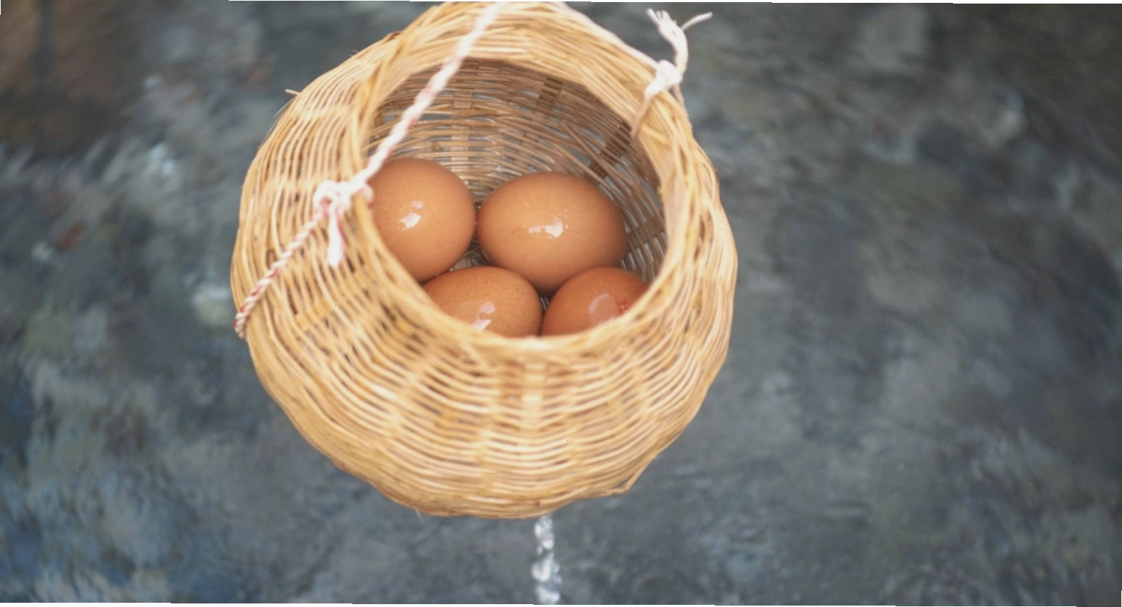 Trứng luộc chín bằng nước khoáng nóng tại Bình Châu