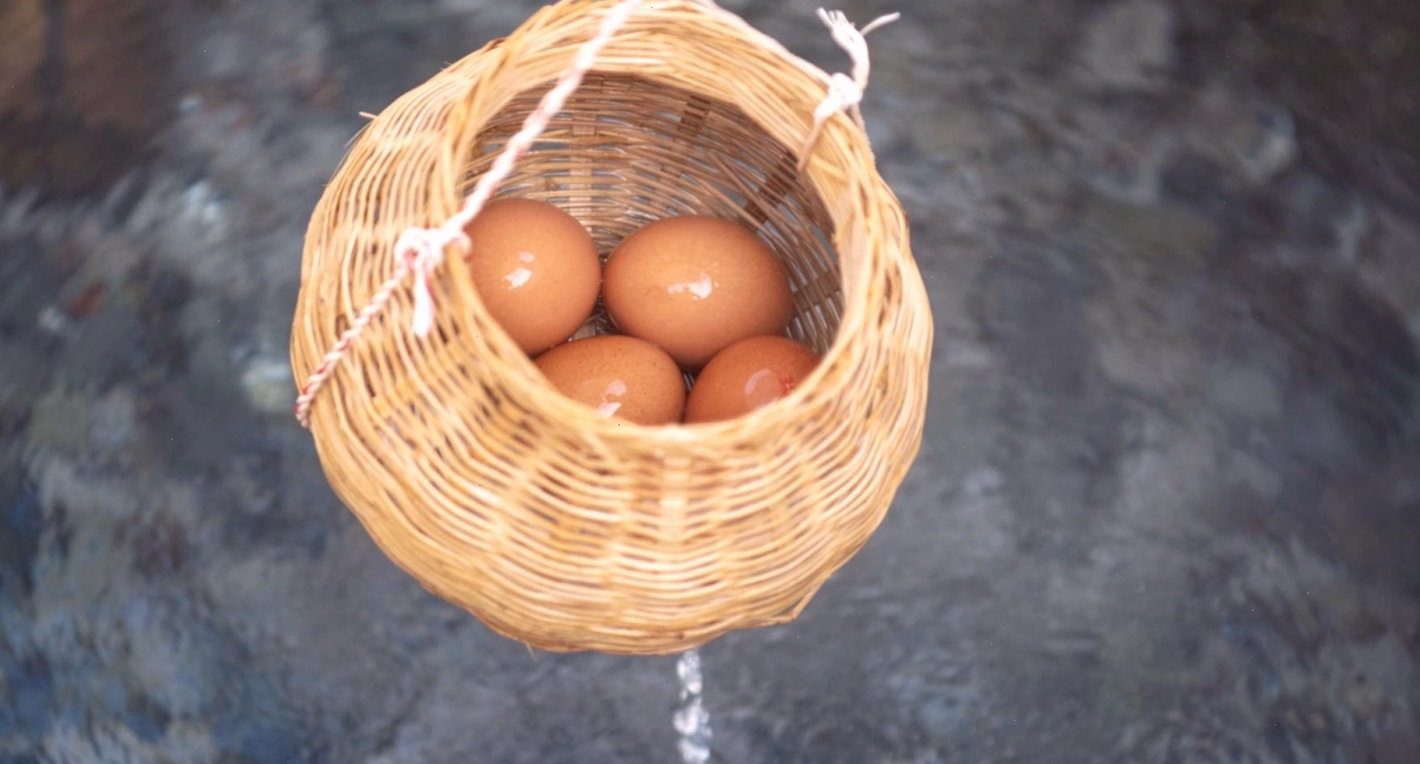 Trứng luộc chín trong nhiệt độ nước khoáng nóng tự nhiên