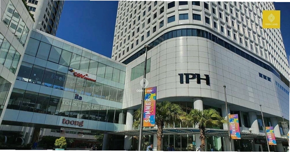 Trung tâm thương mại Indochina Plaza với nhiều cửa hàng và dịch vụ.