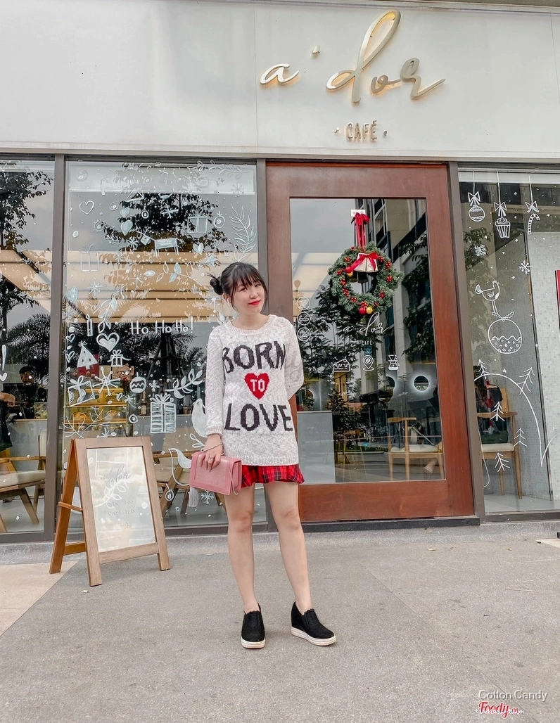 Trước cửa quán A'dor Cafe với thiết kế ấn tượng