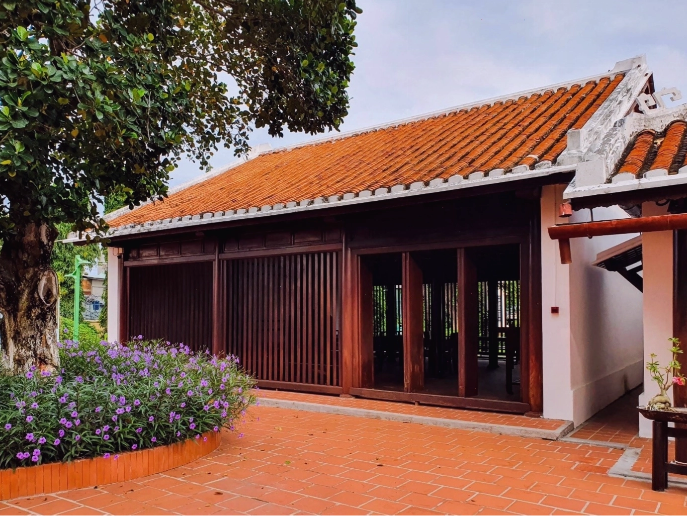 Trường Dục Thanh với kiến trúc cổ kính và không gian trang nghiêm