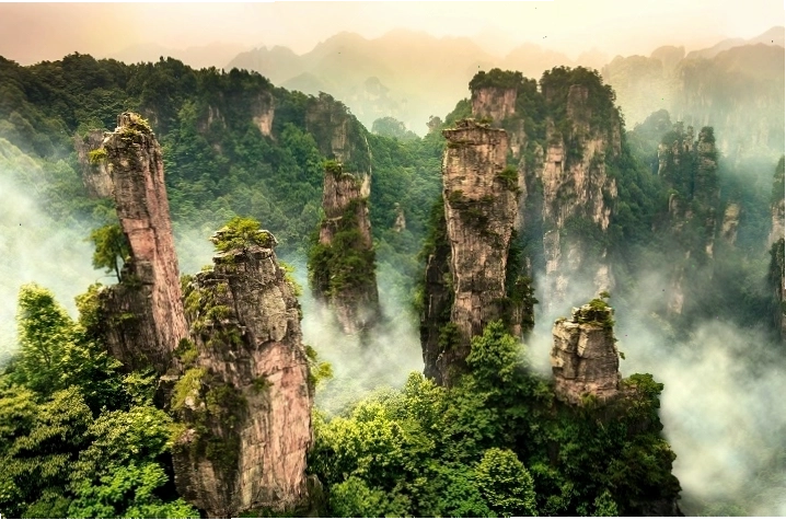 Trương Gia Giới mùa thu với những cột đá ẩn hiện trong sương sớm