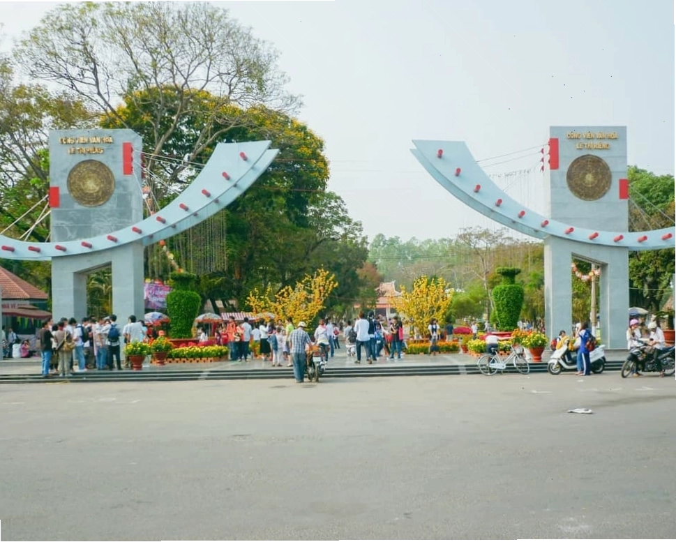 Tượng đài Châu Văn Liêm uy nghiêm giữa công viên