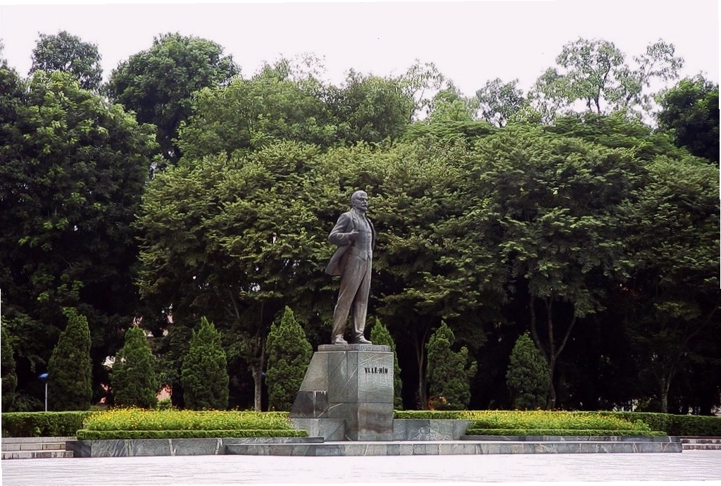 Tượng đài Lê Nin trong công viên Lê Nin
