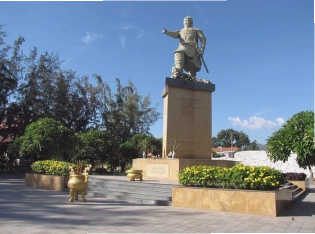 Tượng đài Trần Hưng Đạo uy nghiêm tại Công viên Bạch Đằng